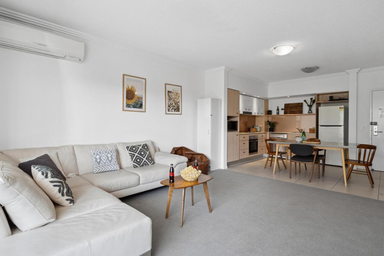 Luxury Varsity-robina-bond Apartment *